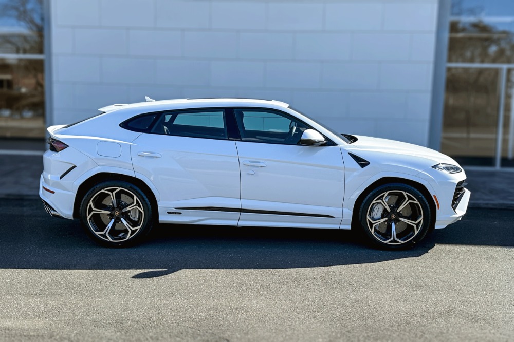 2026 Lamborghini Urus Image 3