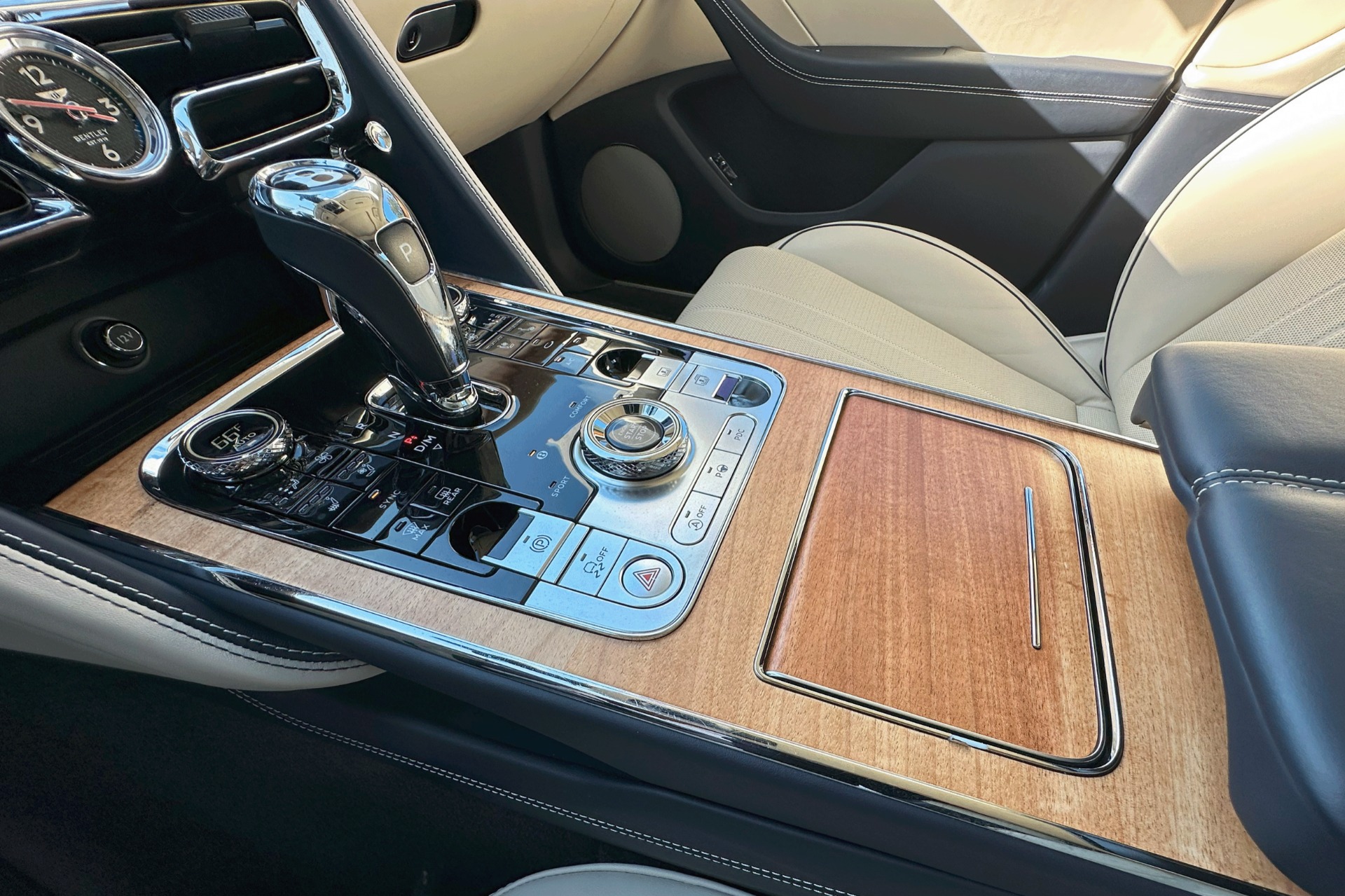 2022 Bentley Flying Spur Image 10