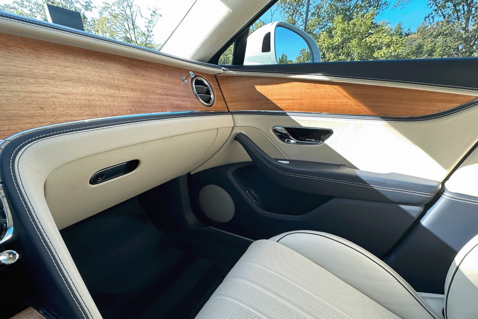 2022 Bentley Flying Spur Image 12