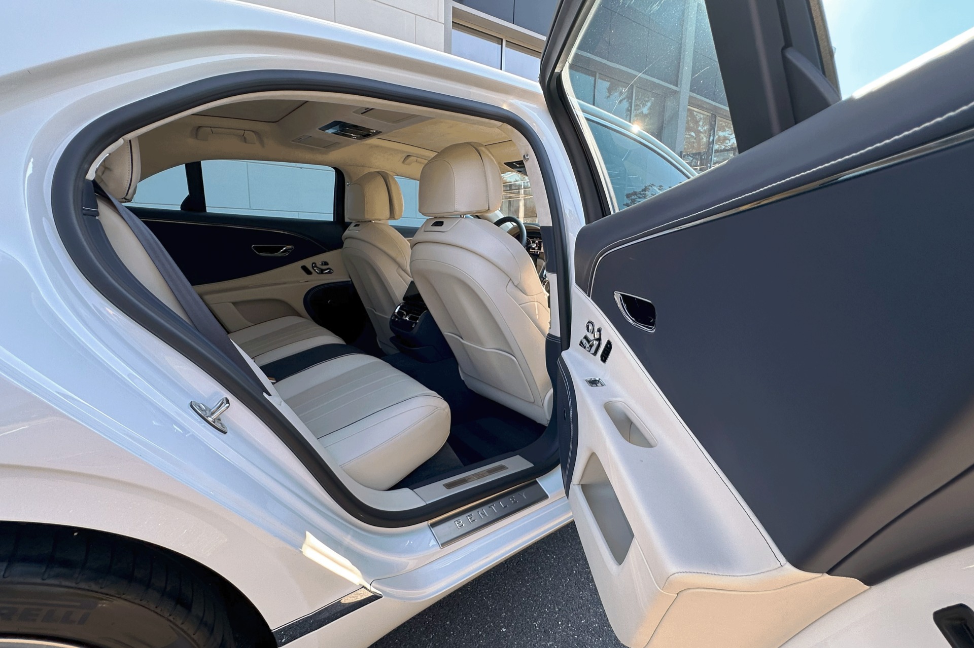 2022 Bentley Flying Spur Image 16