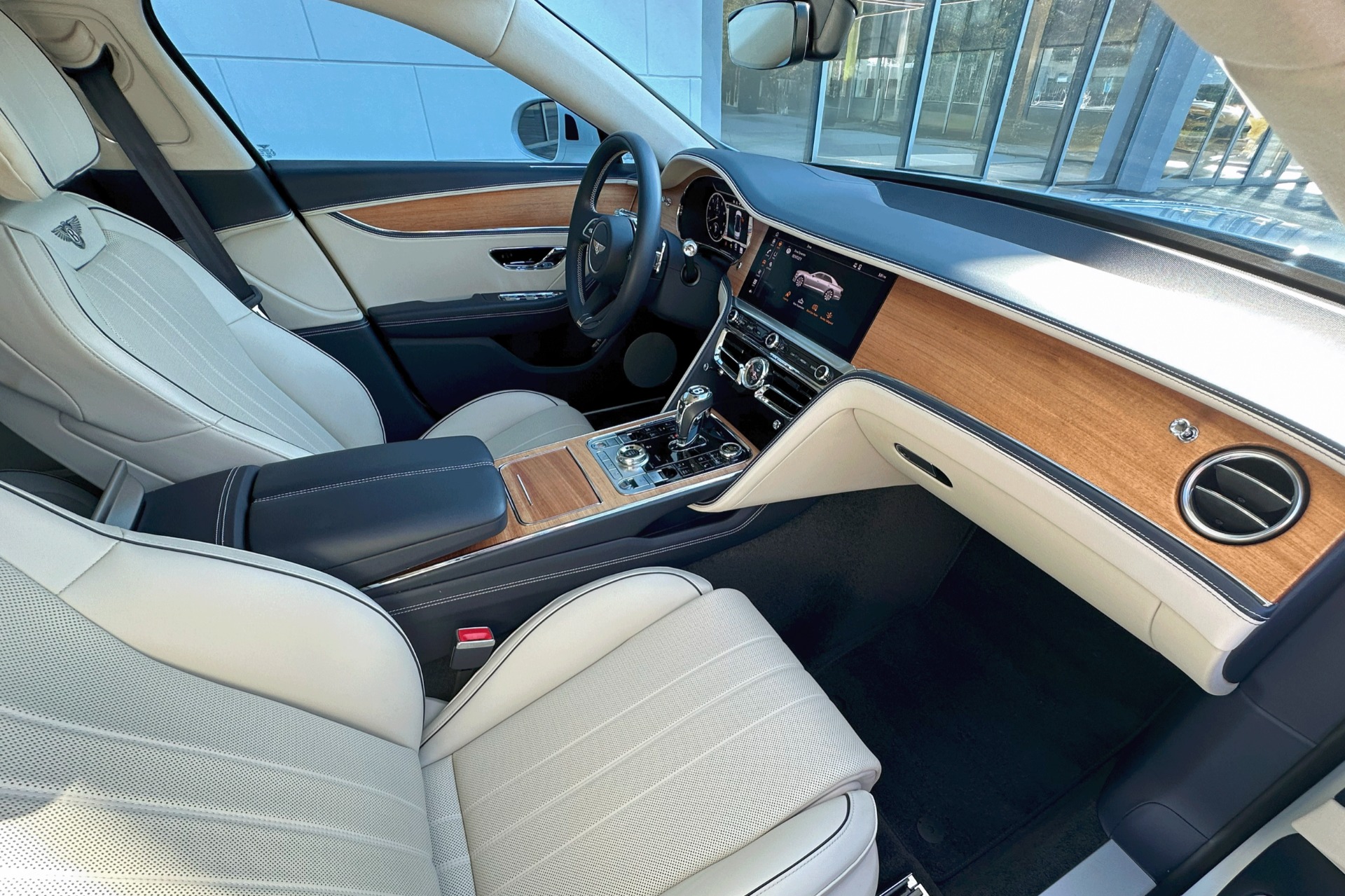 2022 Bentley Flying Spur Image 2