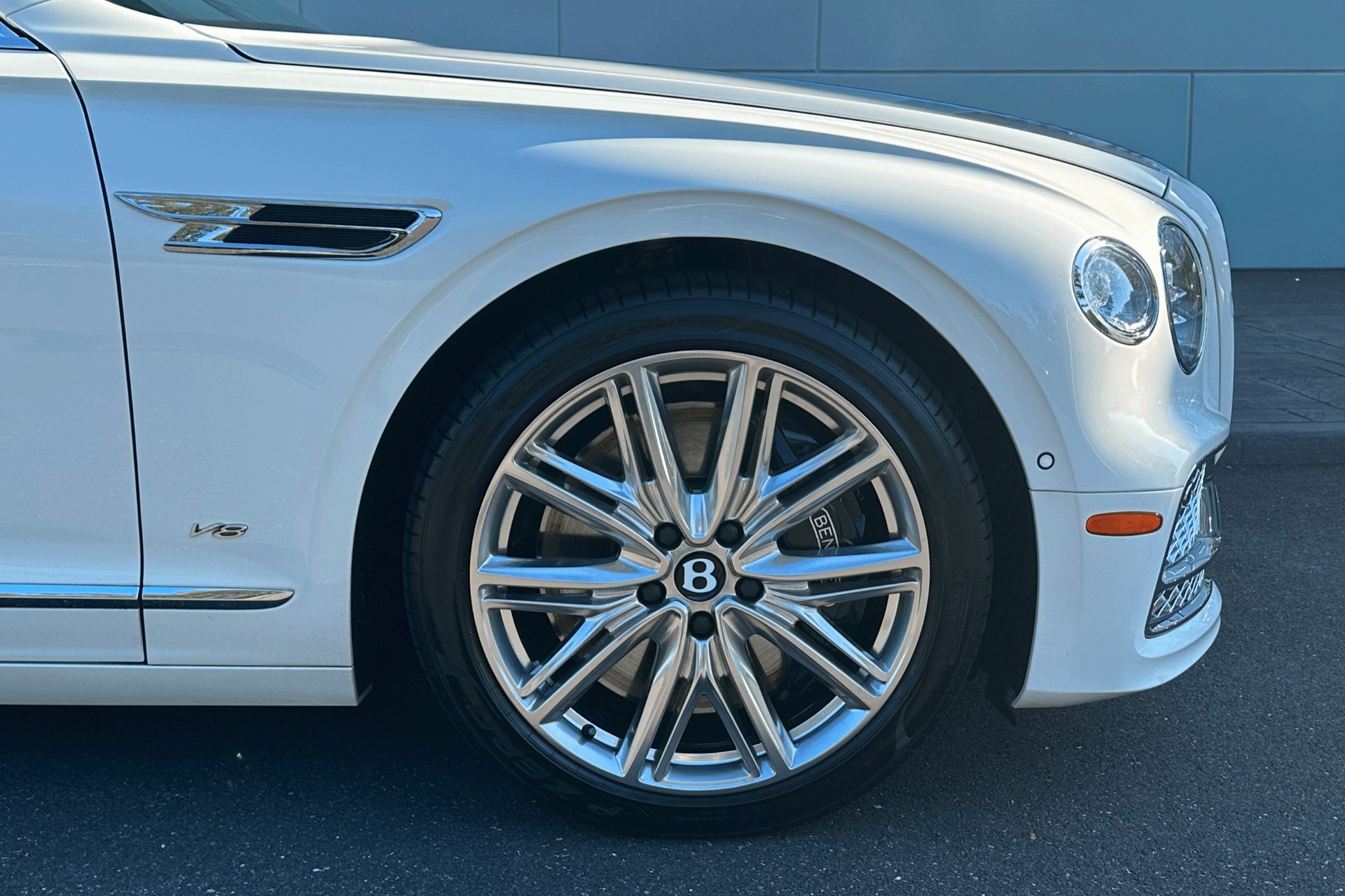 2022 Bentley Flying Spur Image 6
