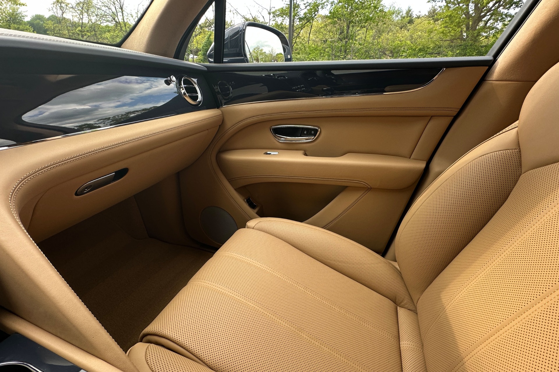 2026 Bentley Bentayga Image 12