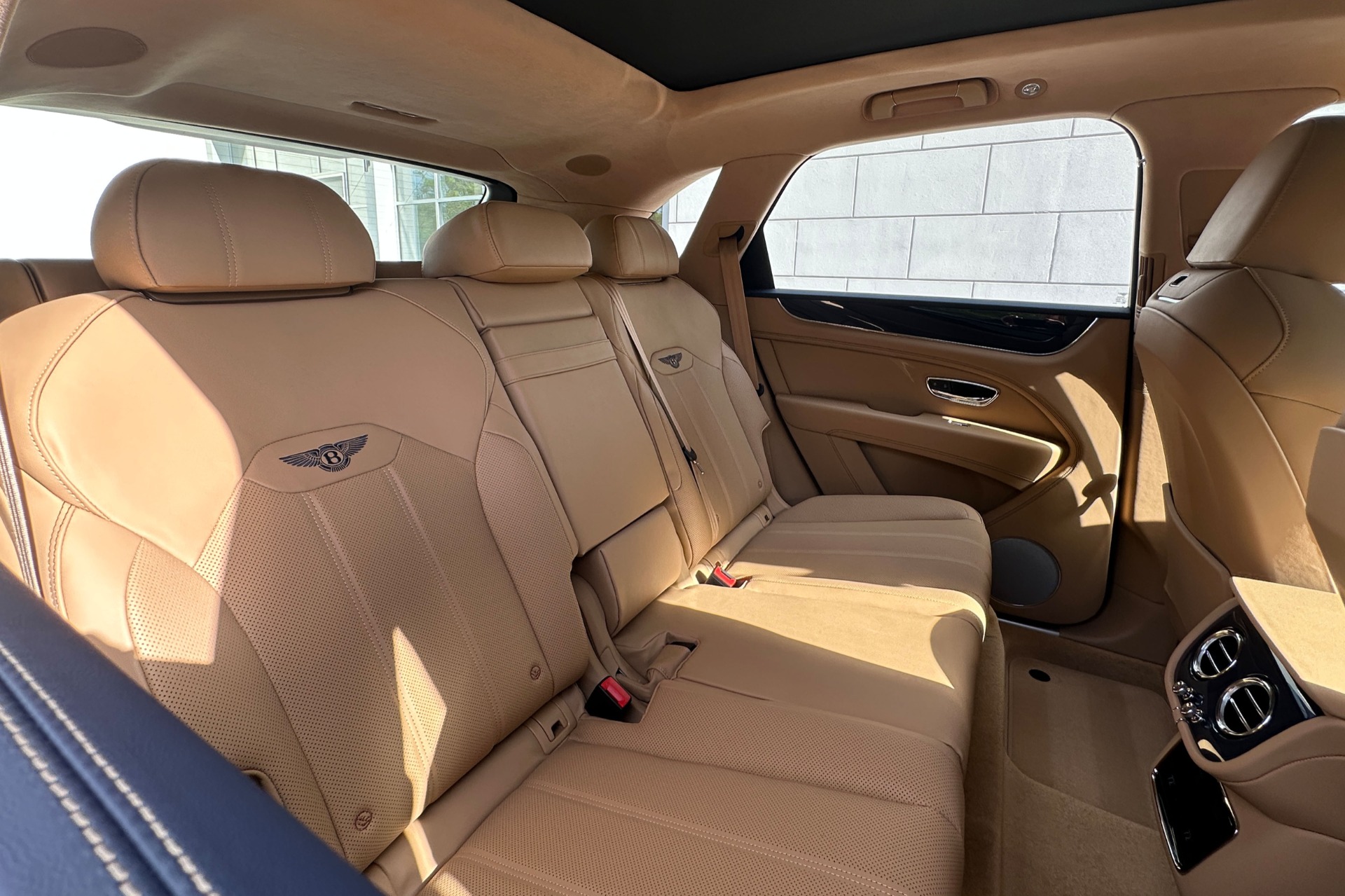 2026 Bentley Bentayga Image 16