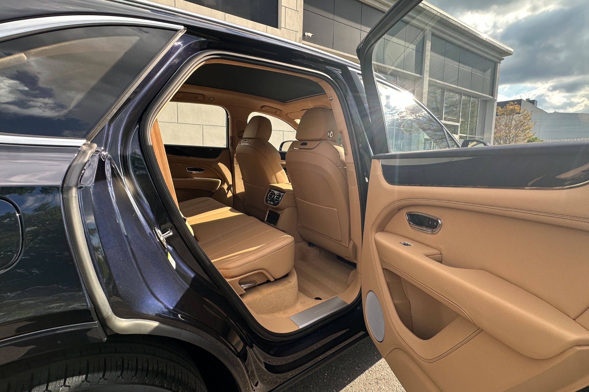 2026 Bentley Bentayga Image 17