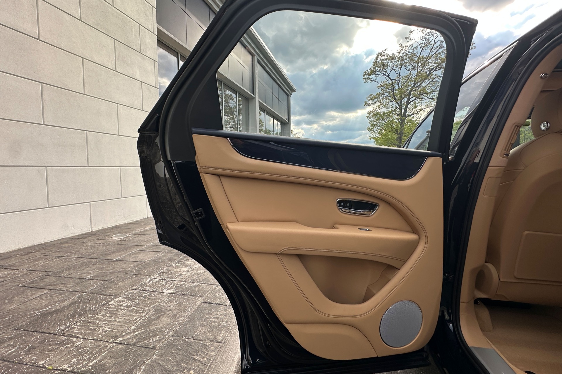 2026 Bentley Bentayga Image 7