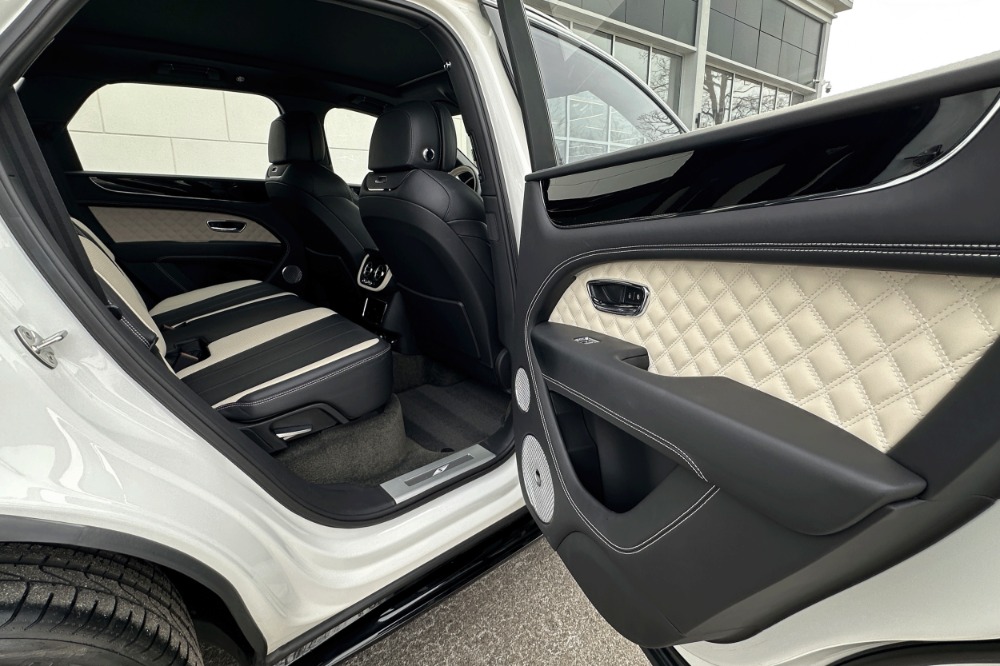 2022 Bentley Bentayga Image 17