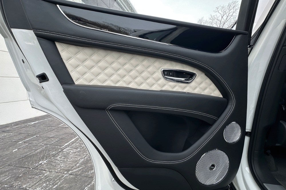 2022 Bentley Bentayga Image 7