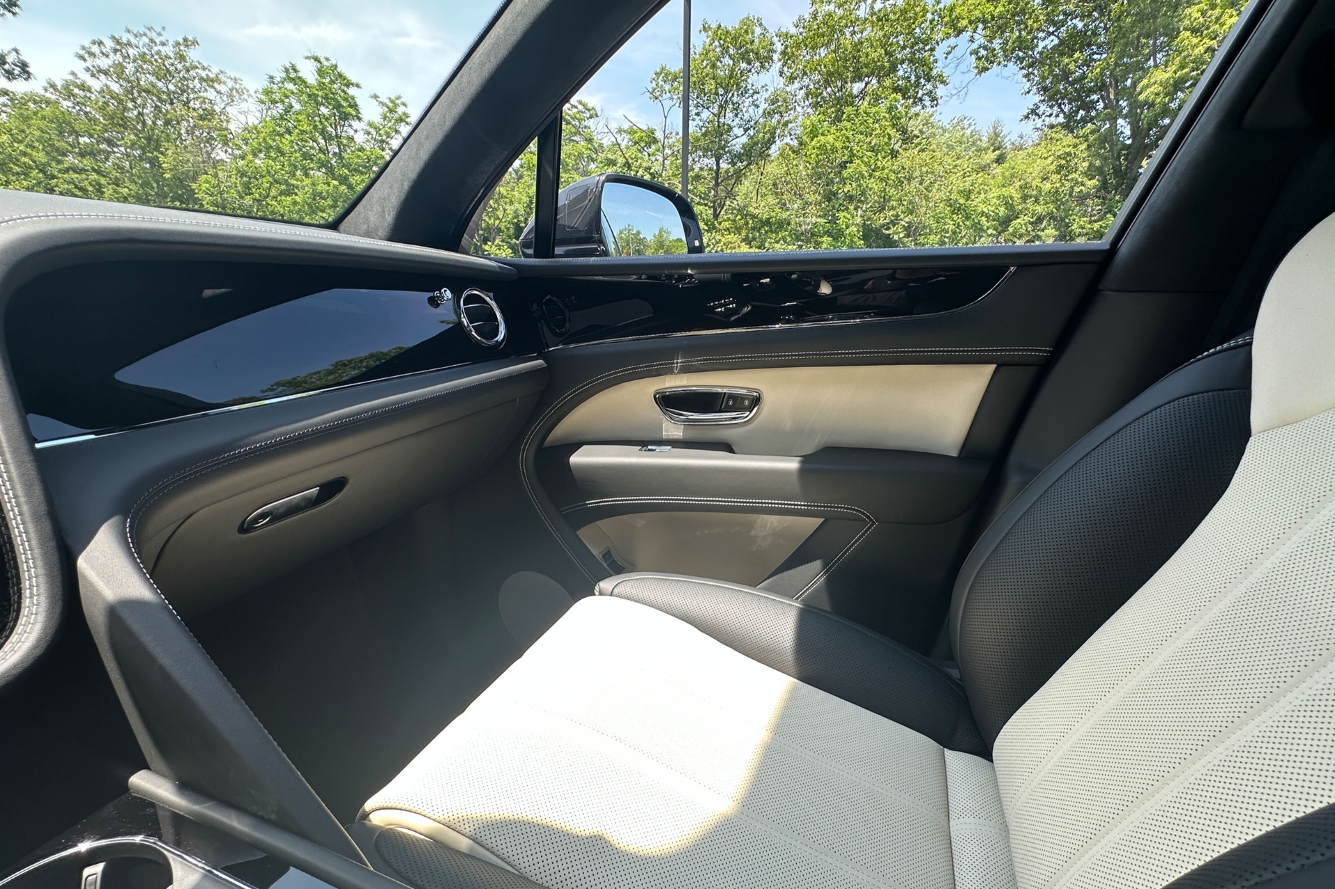 2026 Bentley Bentayga Image 12