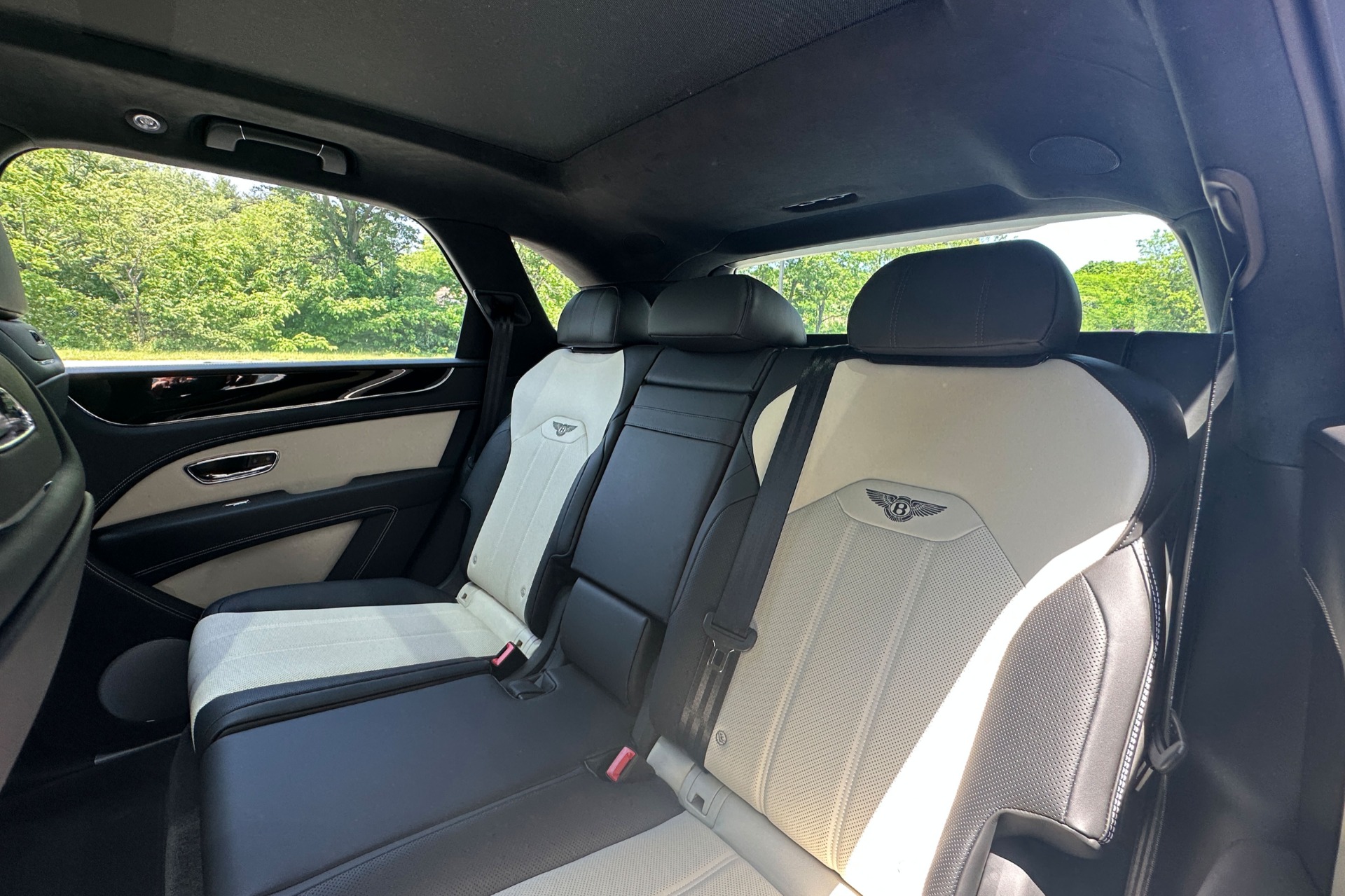 2026 Bentley Bentayga Image 15