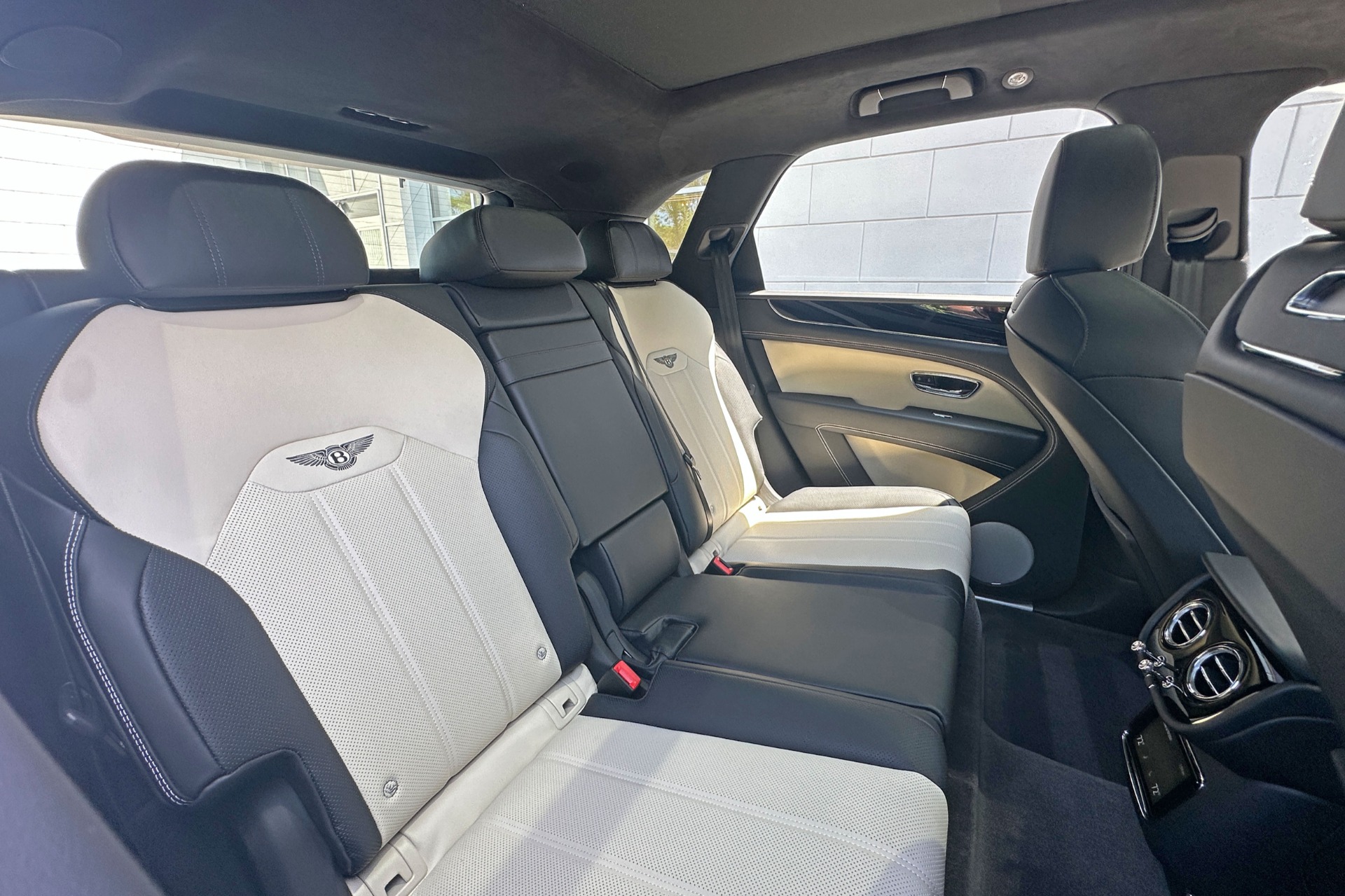 2026 Bentley Bentayga Image 17
