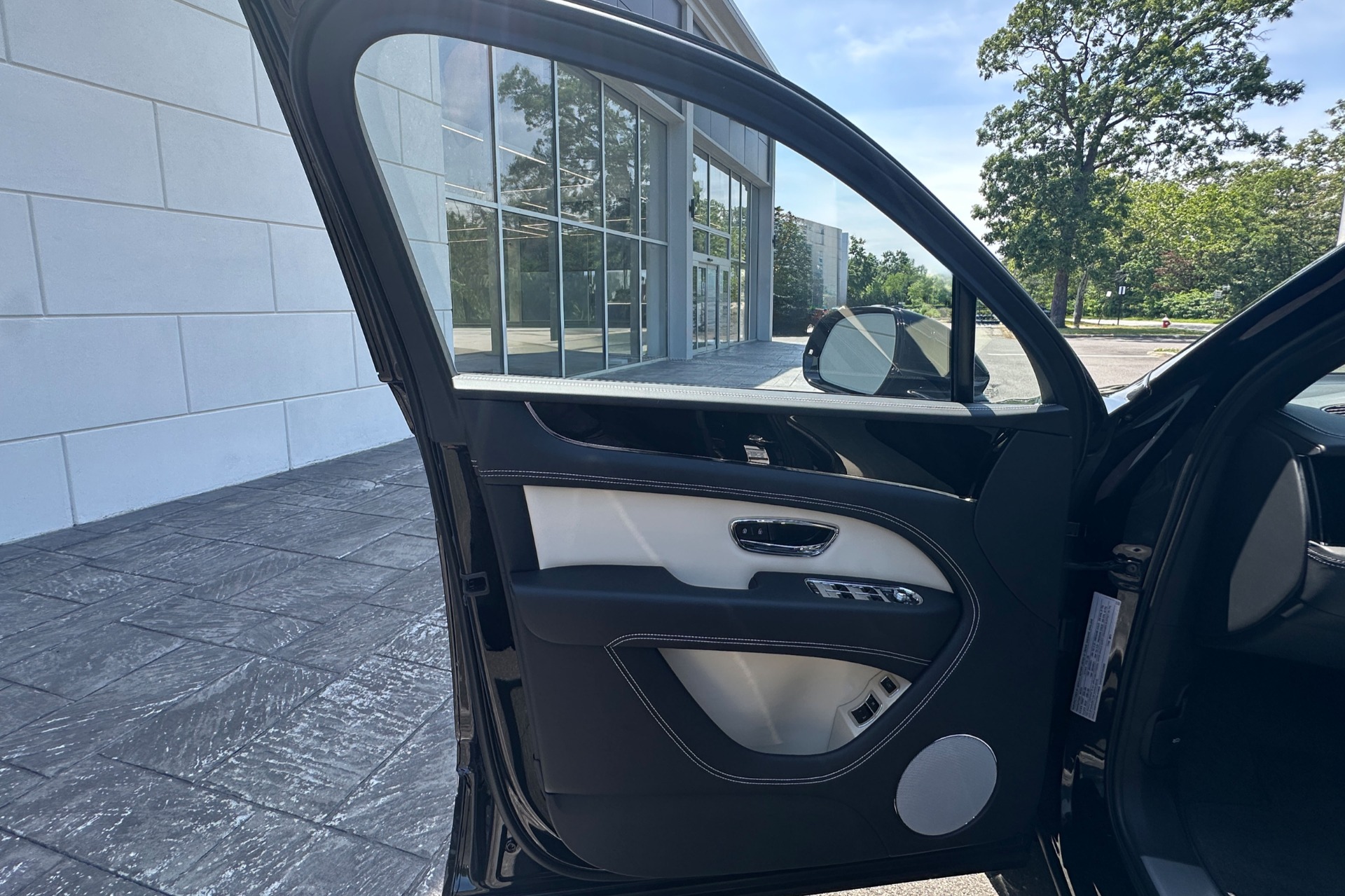 2026 Bentley Bentayga Image 7