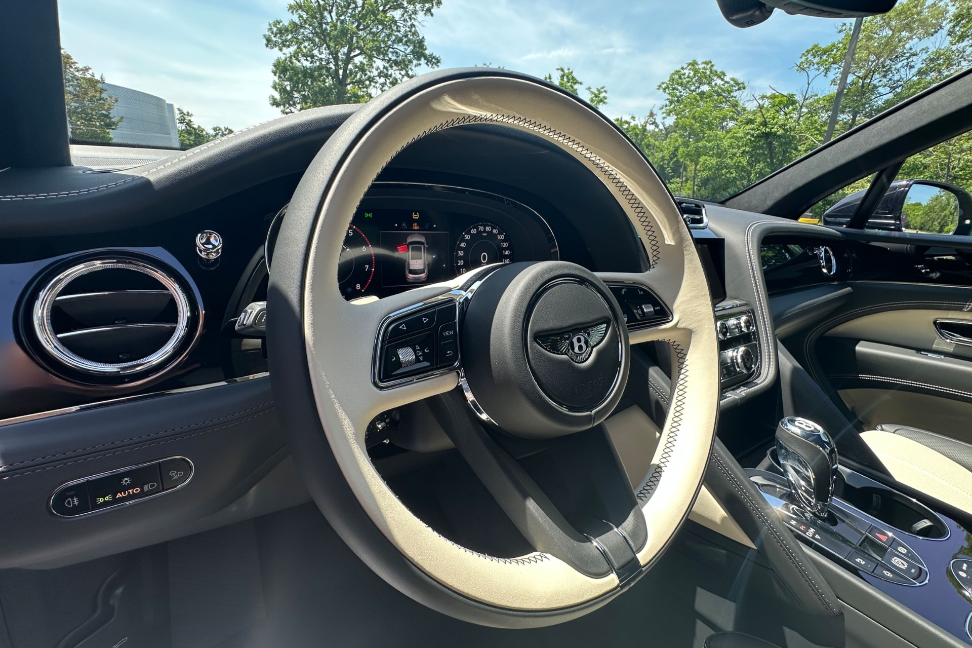 2026 Bentley Bentayga Image 9