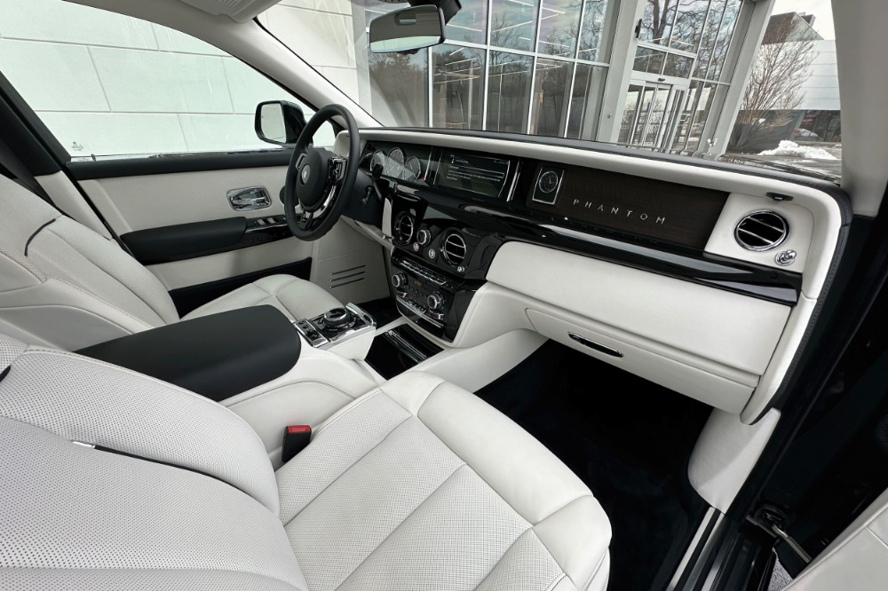 2023 Rolls-Royce Phantom Image 12