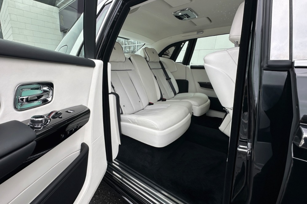 2023 Rolls-Royce Phantom Image 17