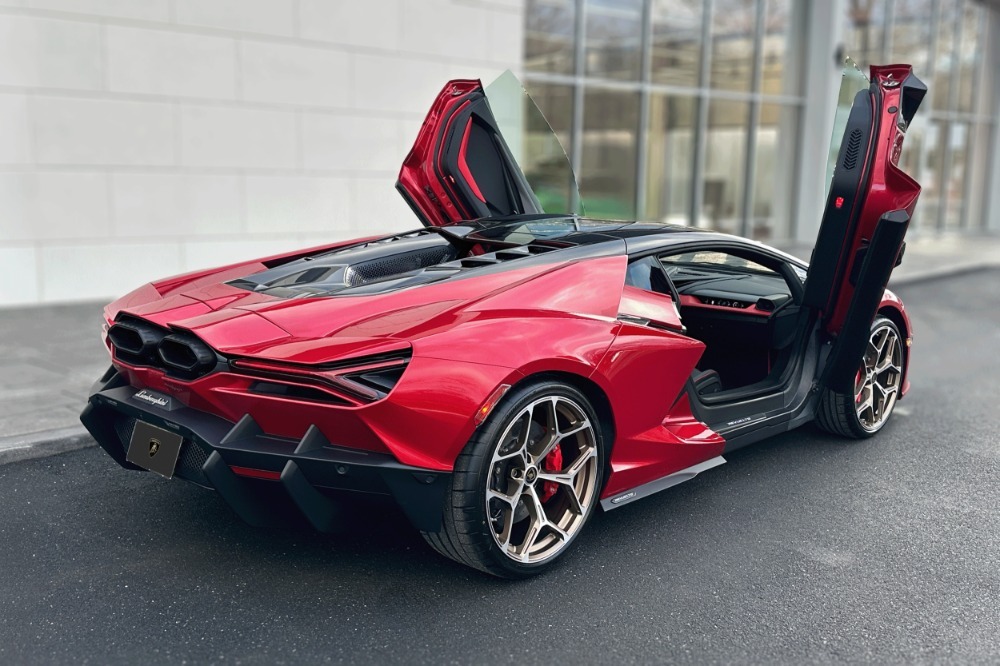 2025 Lamborghini Revuelto Image 2