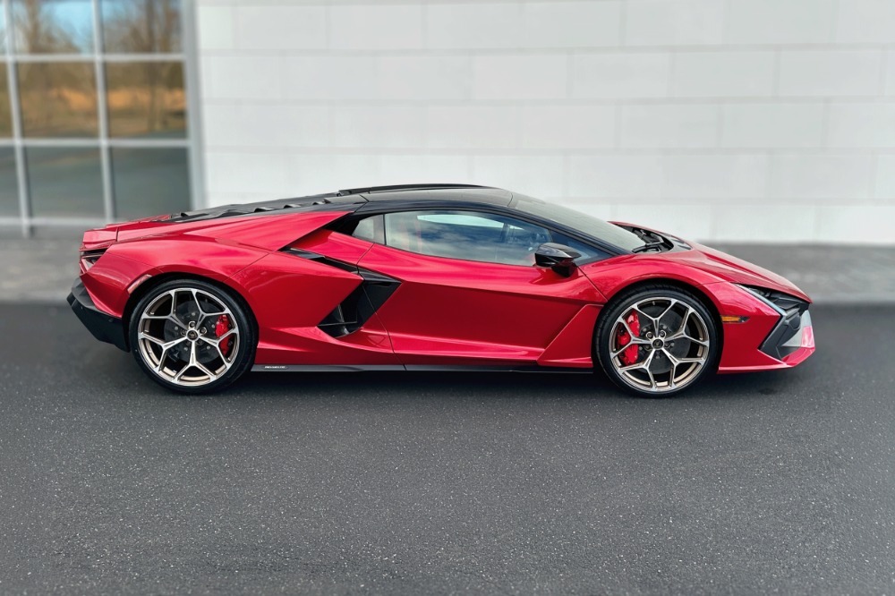2025 Lamborghini Revuelto Image 3