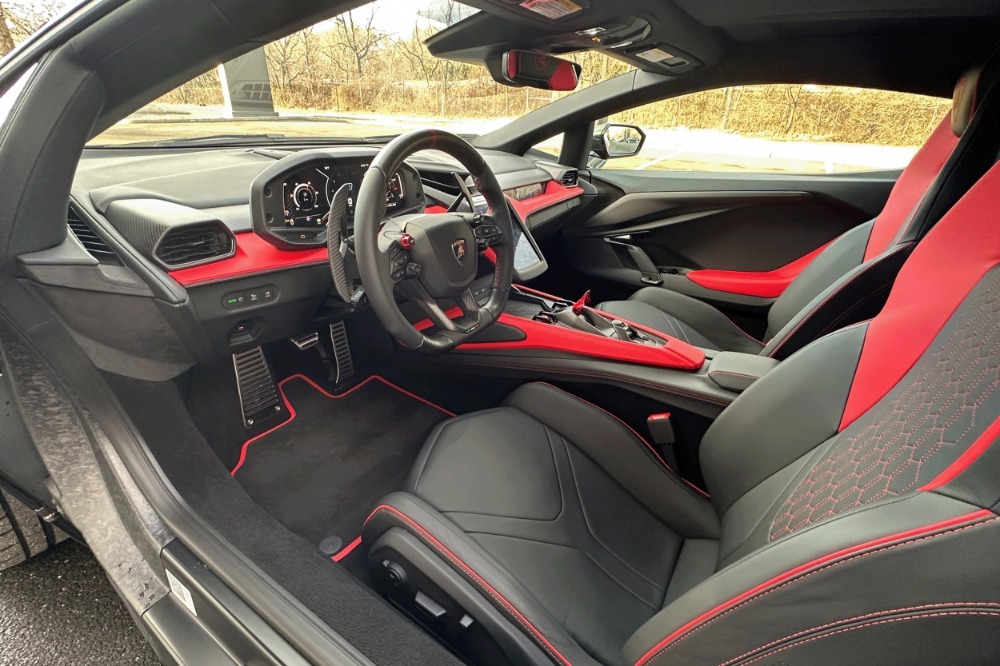 2025 Lamborghini Revuelto Image 4