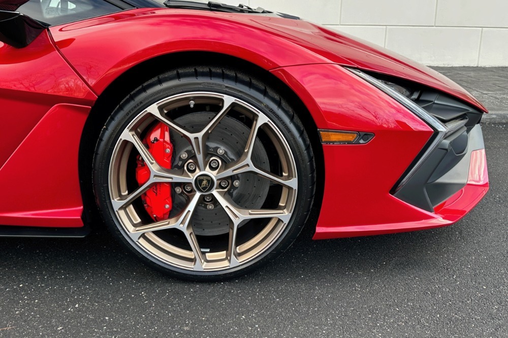 2025 Lamborghini Revuelto Image 5
