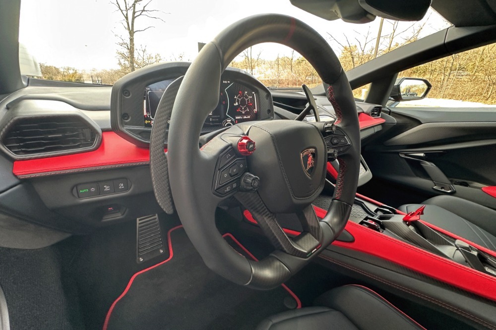 2025 Lamborghini Revuelto Image 6
