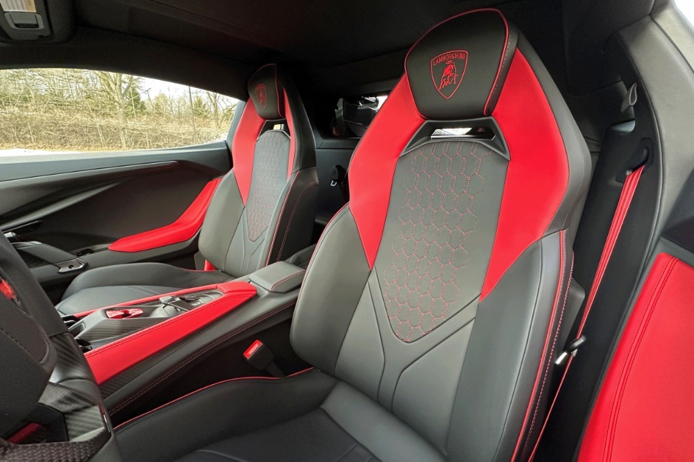 2025 Lamborghini Revuelto Image 7