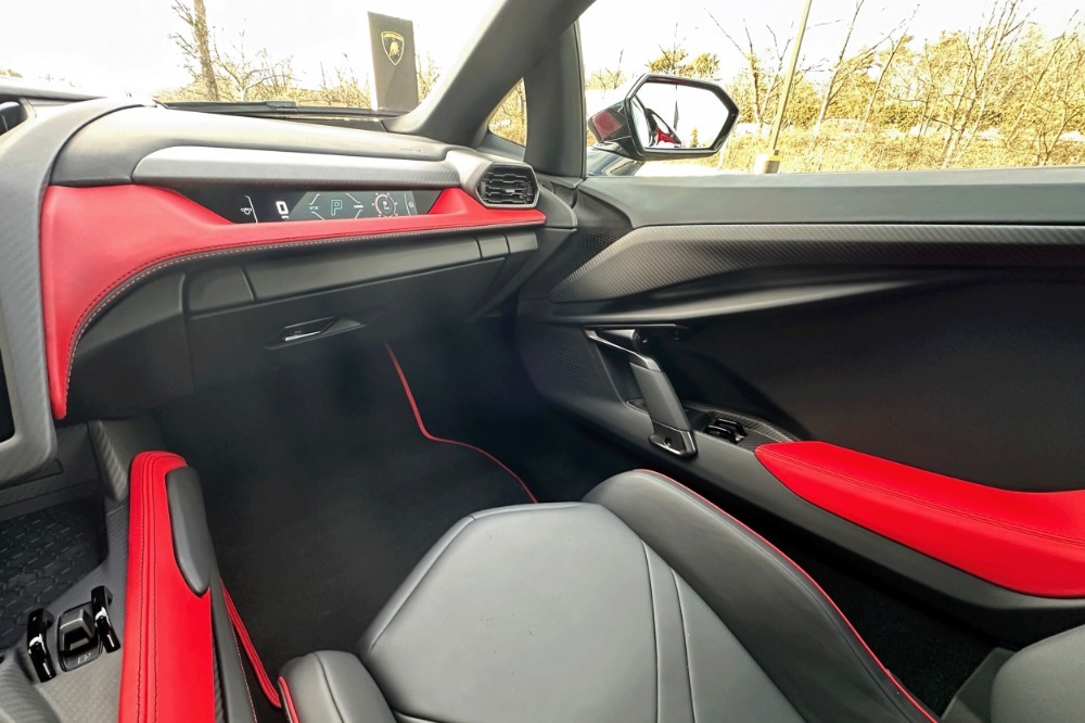 2025 Lamborghini Revuelto Image 9