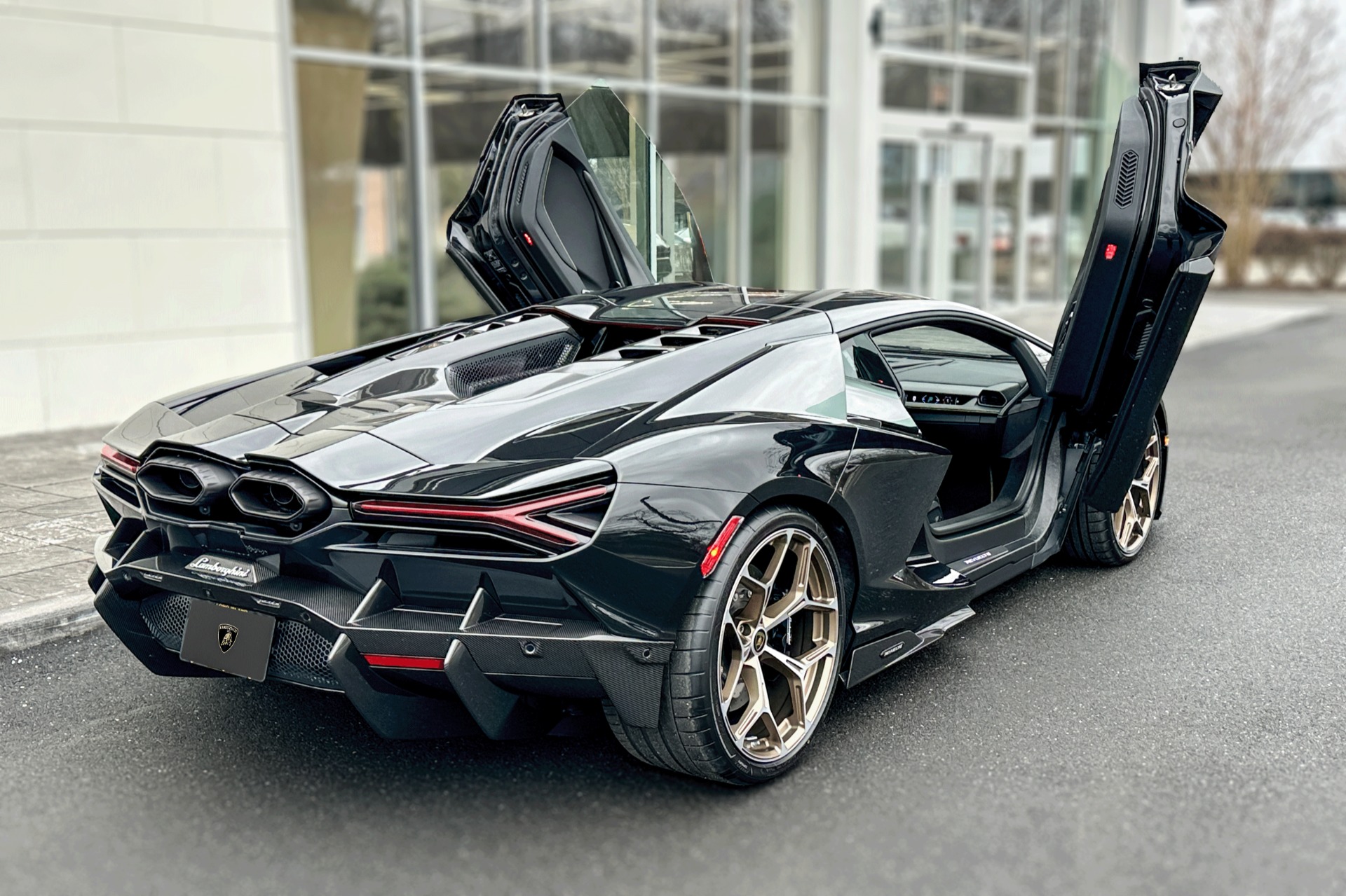 2025 Lamborghini Revuelto Image 2