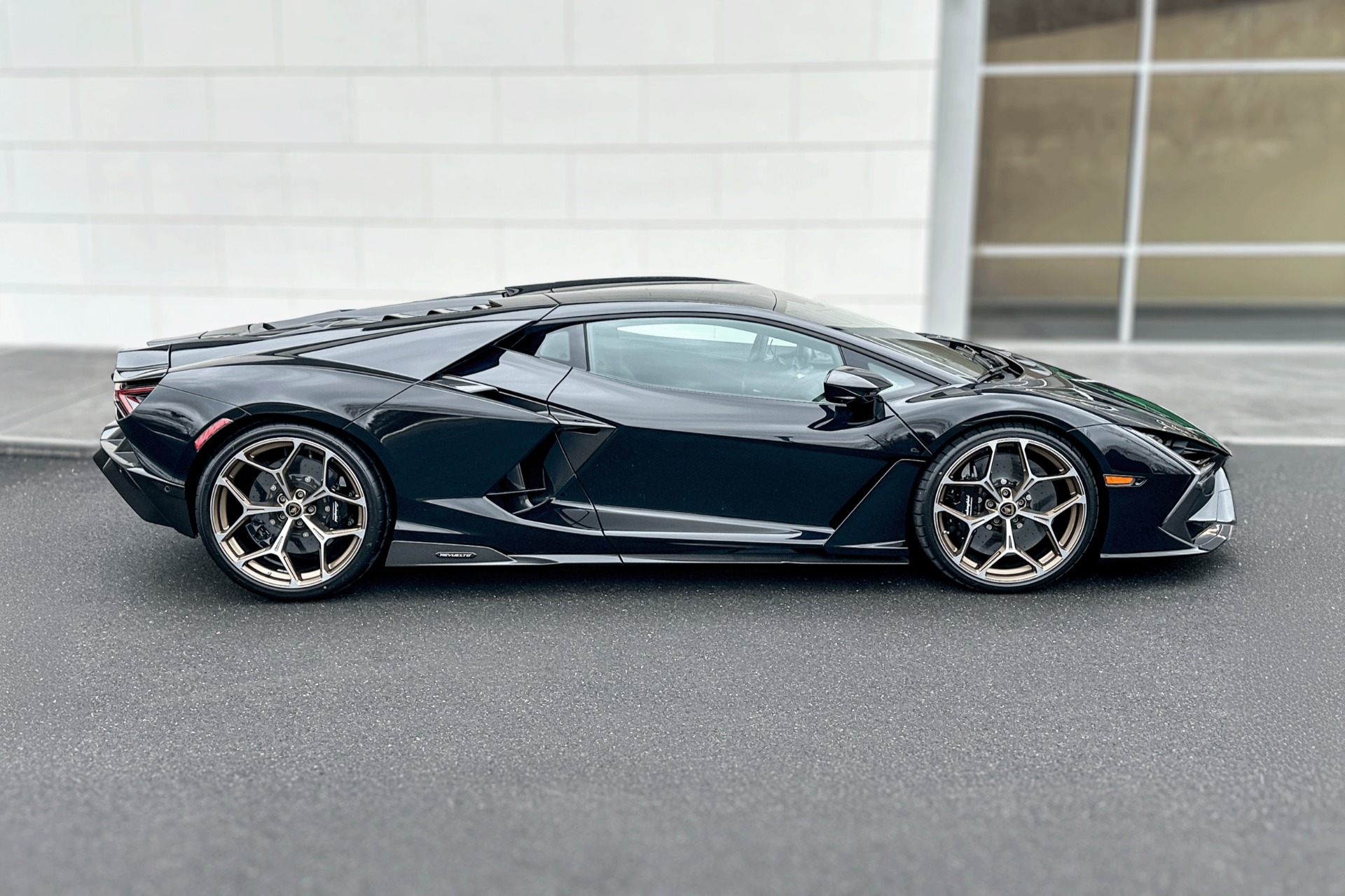 2025 Lamborghini Revuelto Image 3