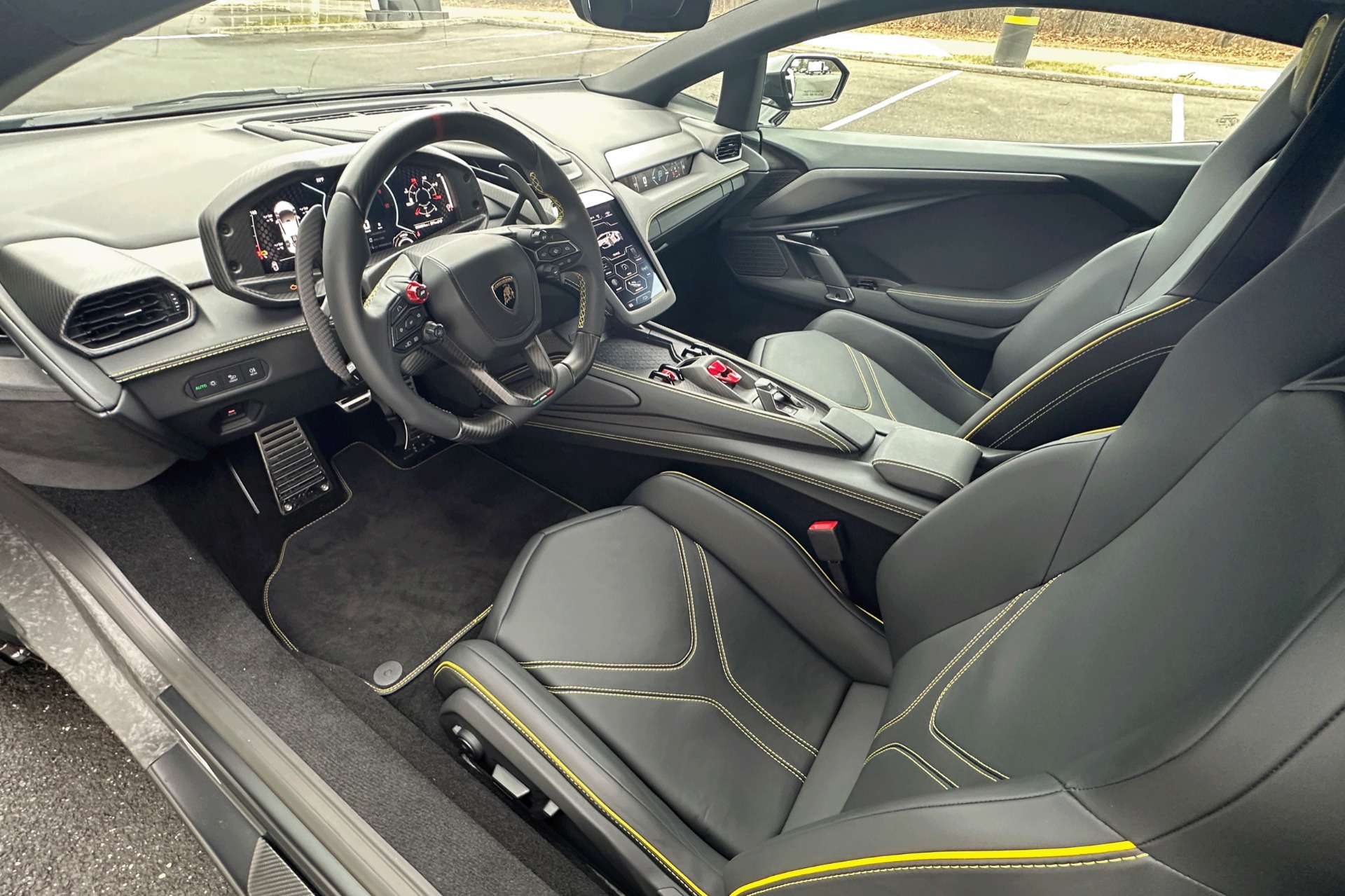 2025 Lamborghini Revuelto Image 5