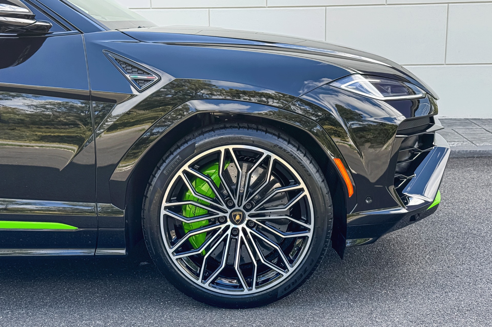 2025 Lamborghini Urus Image 11