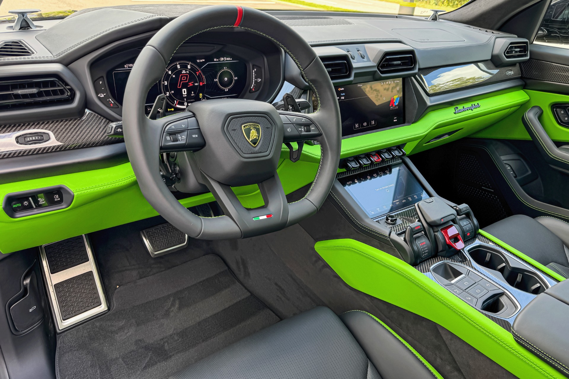 2025 Lamborghini Urus Image 16