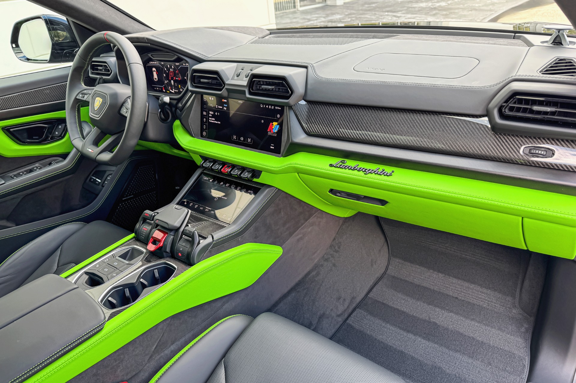 2025 Lamborghini Urus Image 25