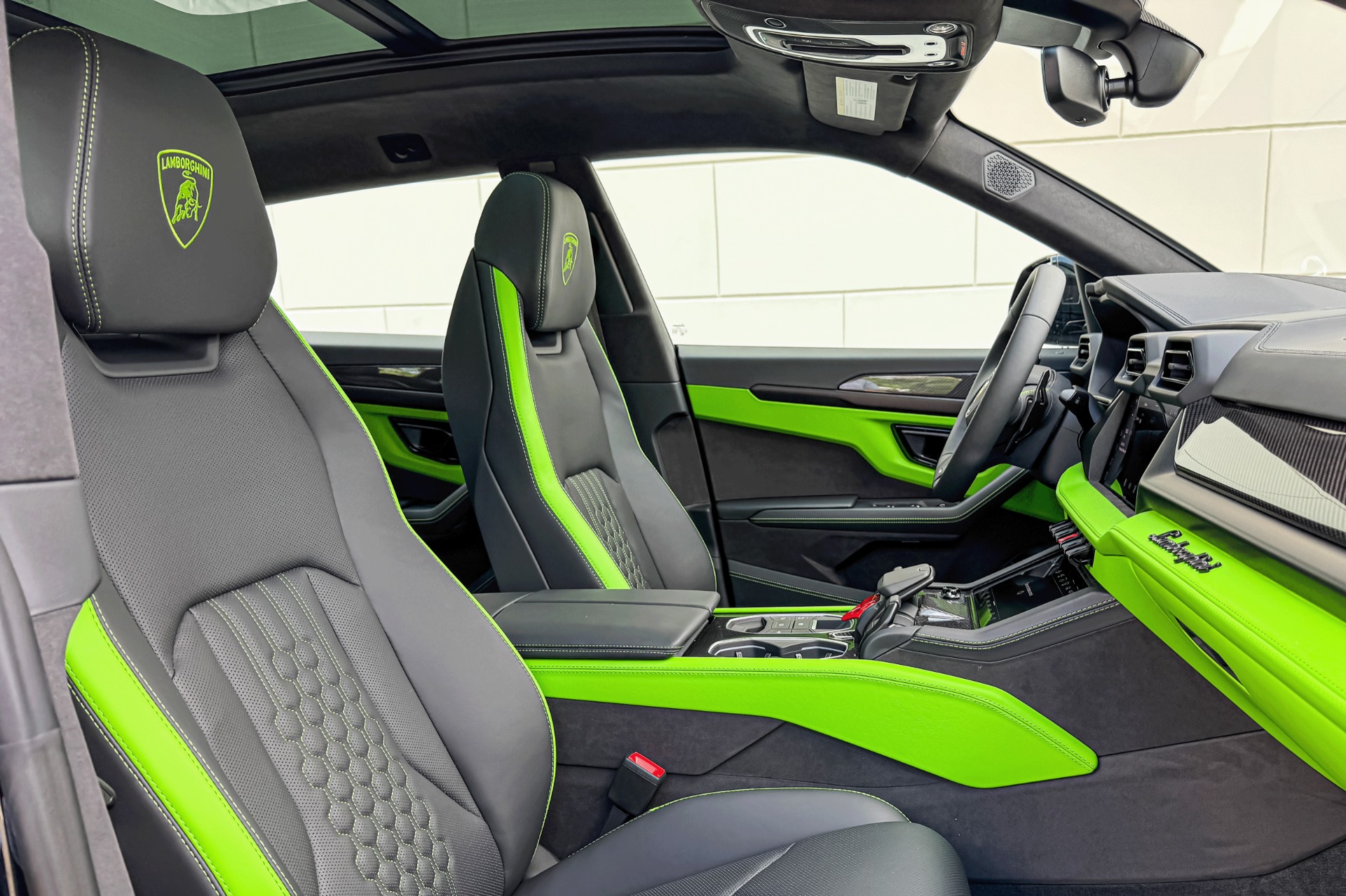 2025 Lamborghini Urus Image 3