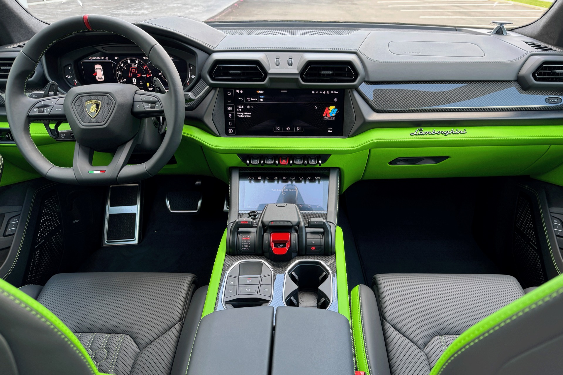 2025 Lamborghini Urus Image 4