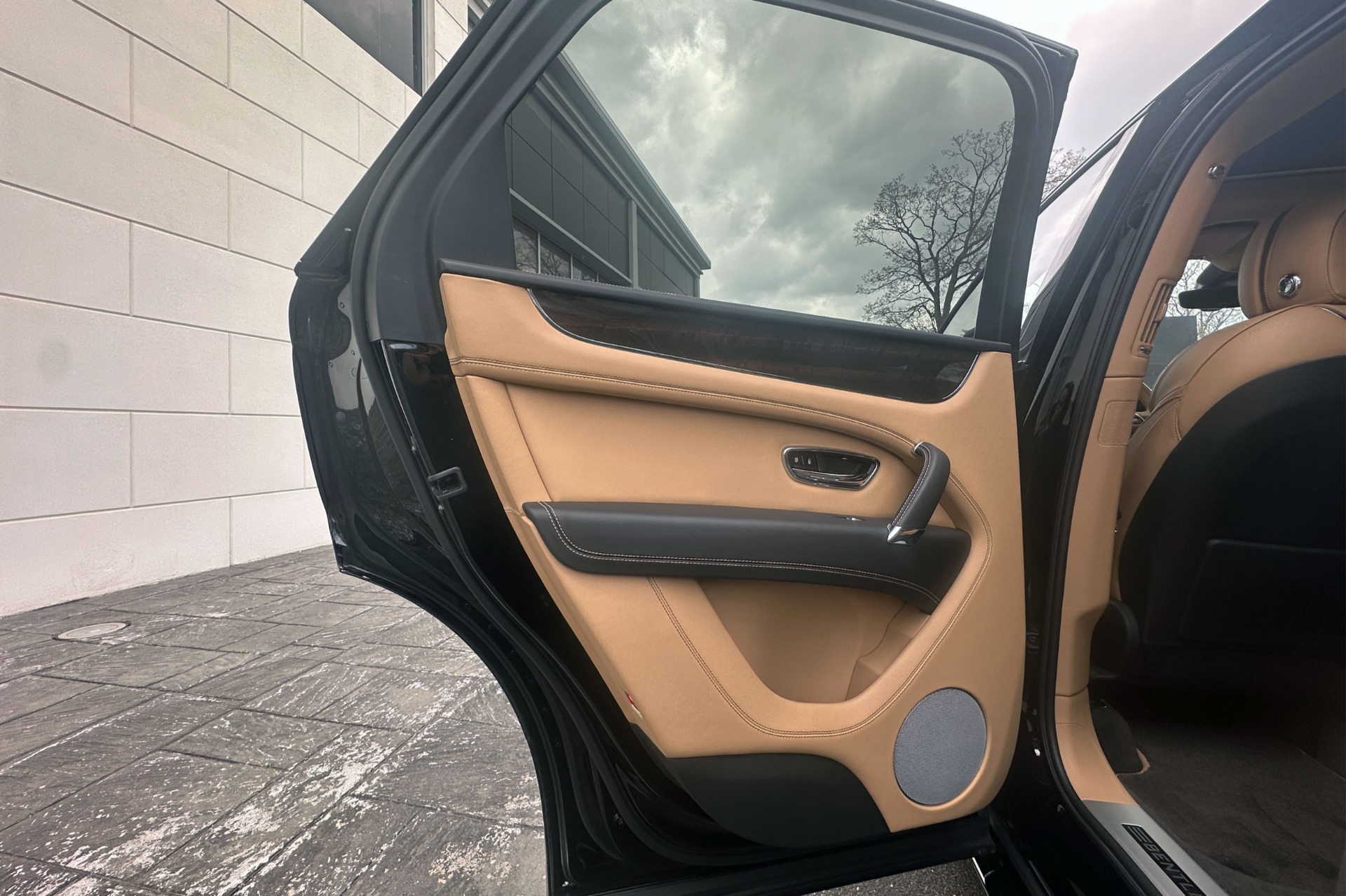 2019 Bentley Bentayga Image 7