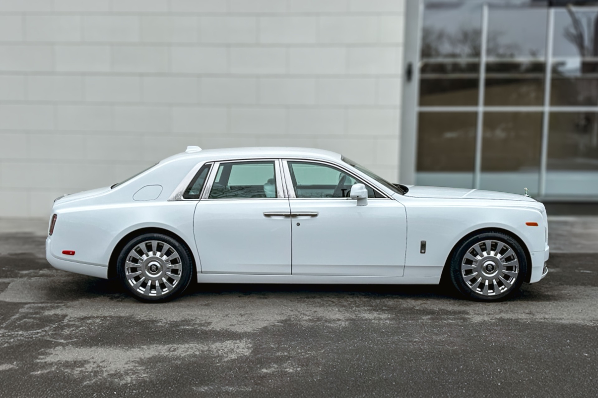 2022 Rolls-Royce Phantom Image 3