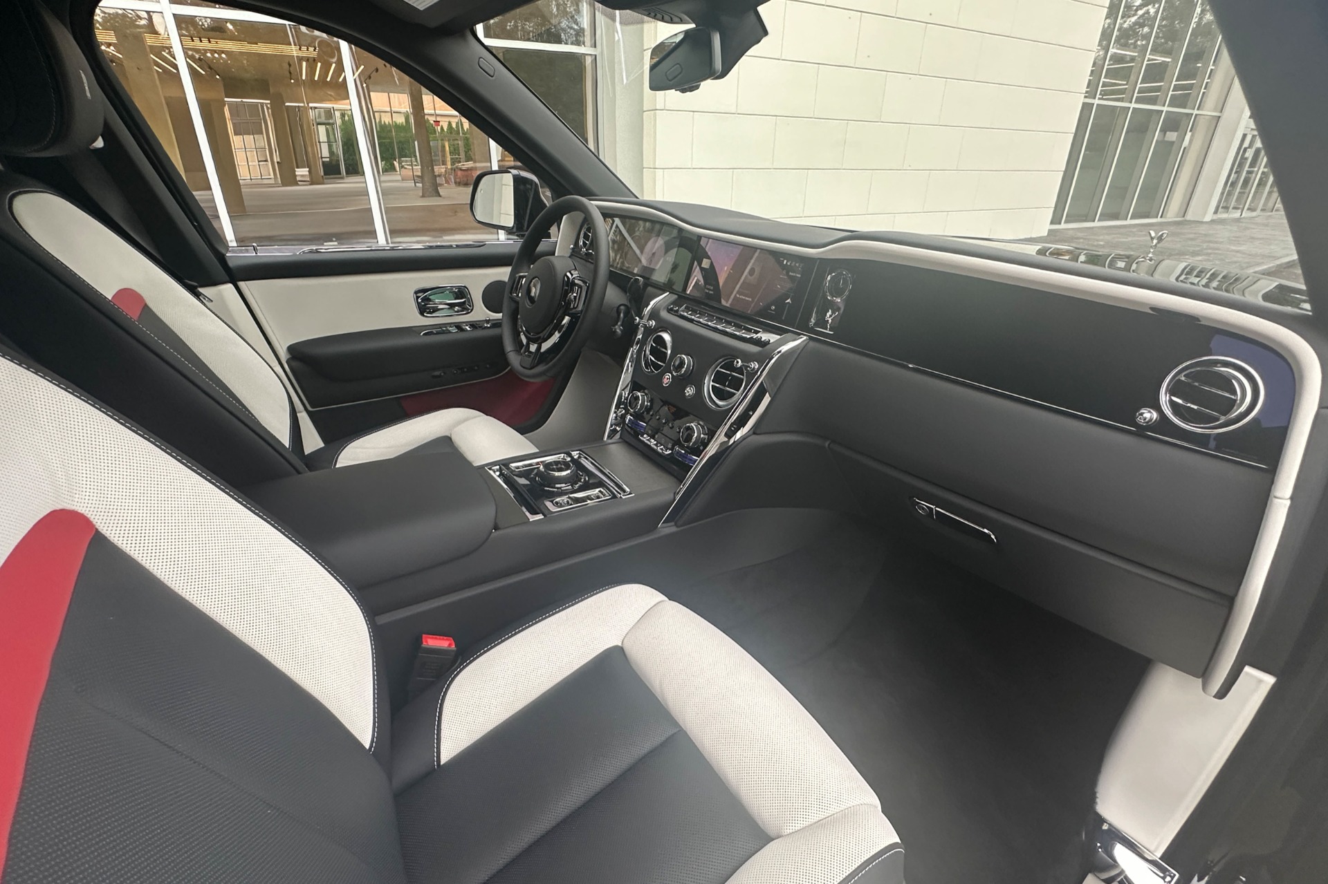 2027 Rolls-Royce Cullinan Image 11