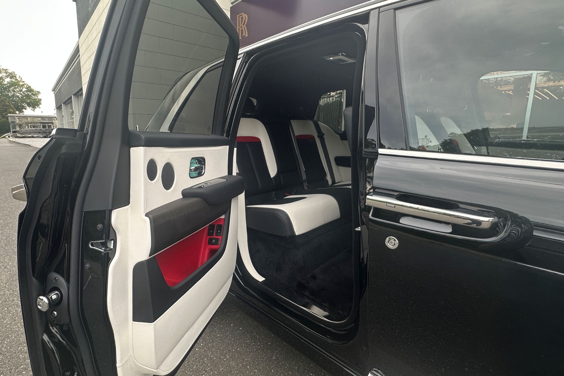 2027 Rolls-Royce Cullinan Image 12