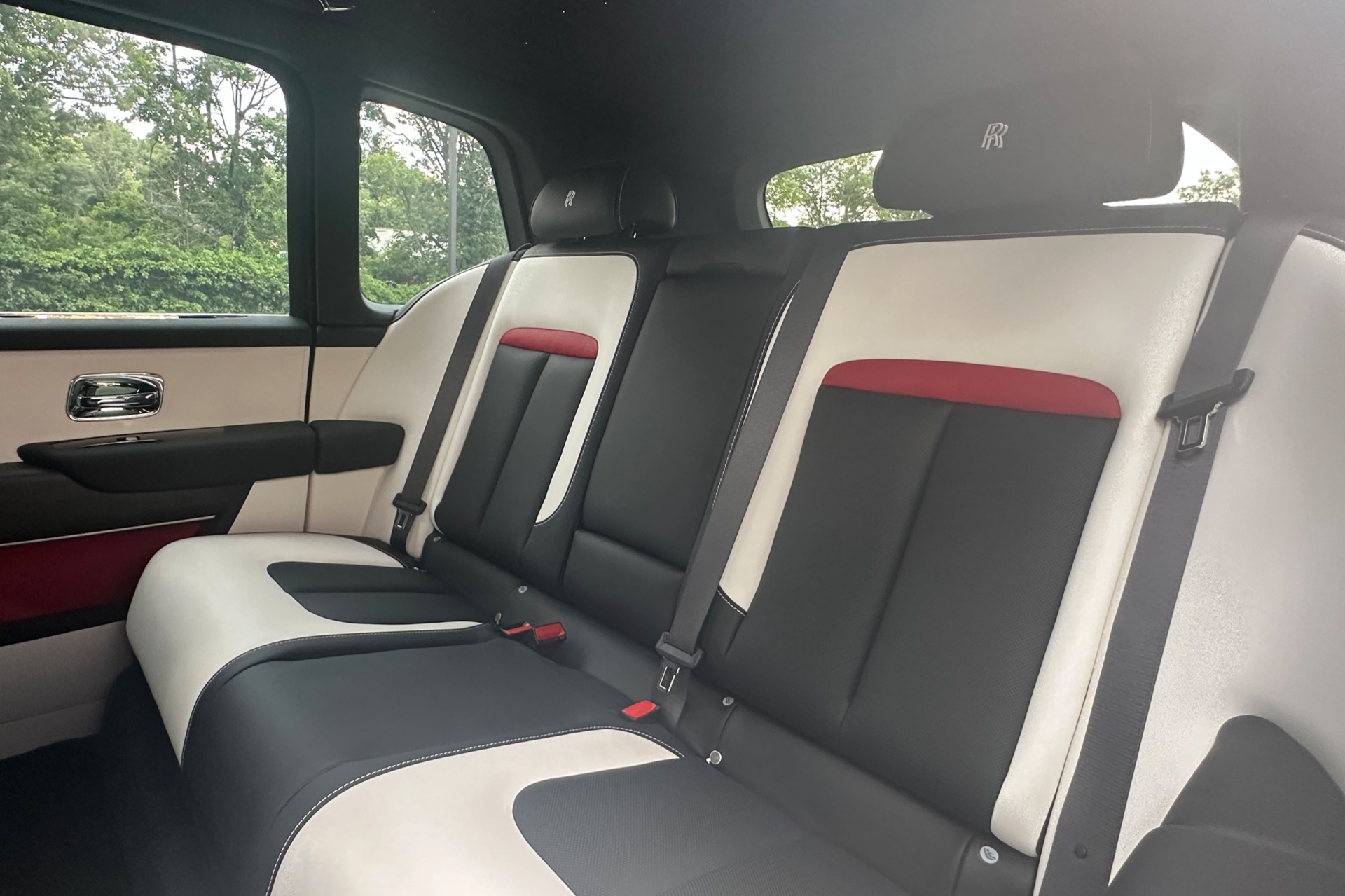 2027 Rolls-Royce Cullinan Image 13