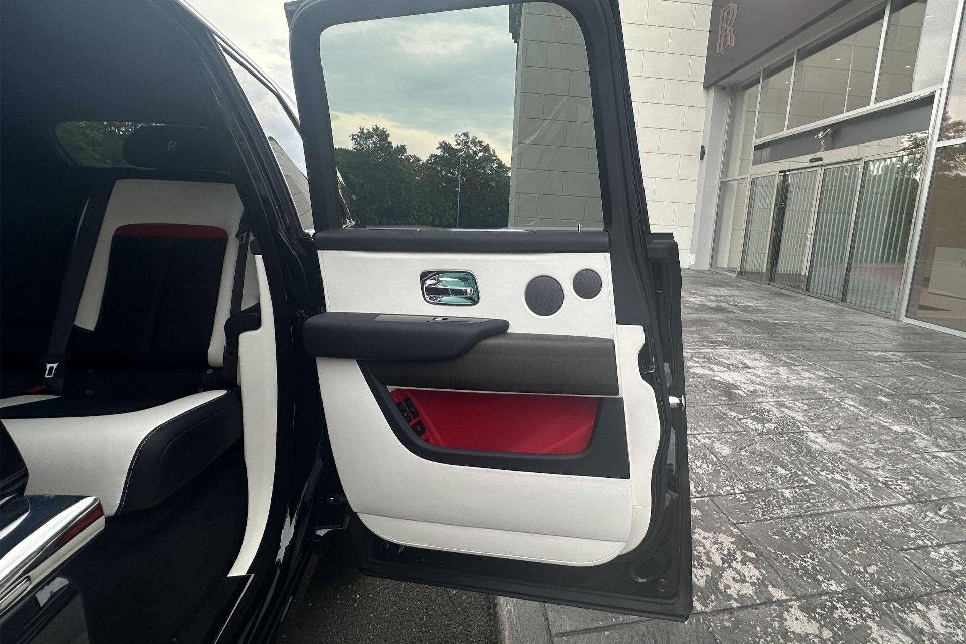 2027 Rolls-Royce Cullinan Image 16