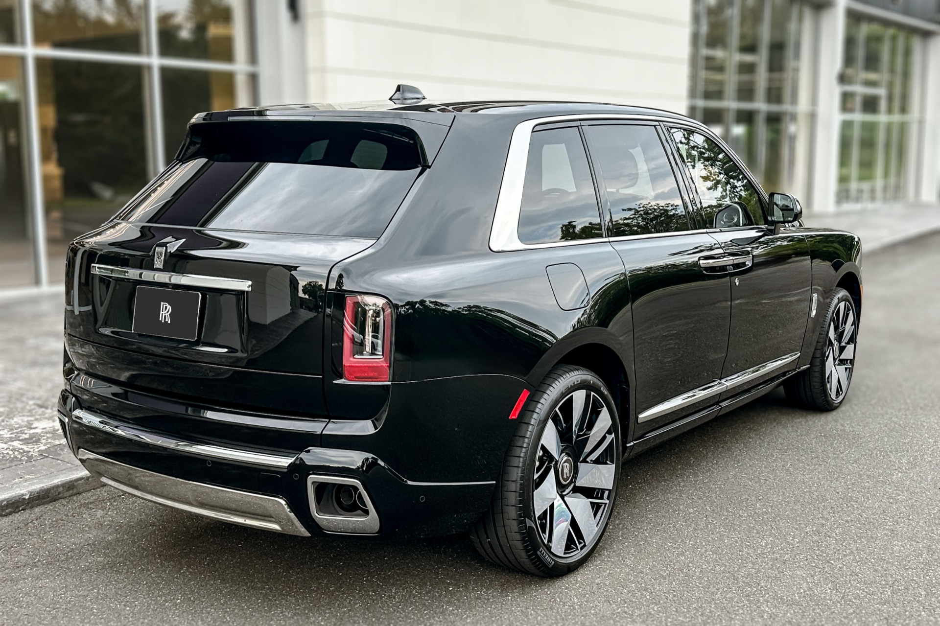 2027 Rolls-Royce Cullinan Image 2