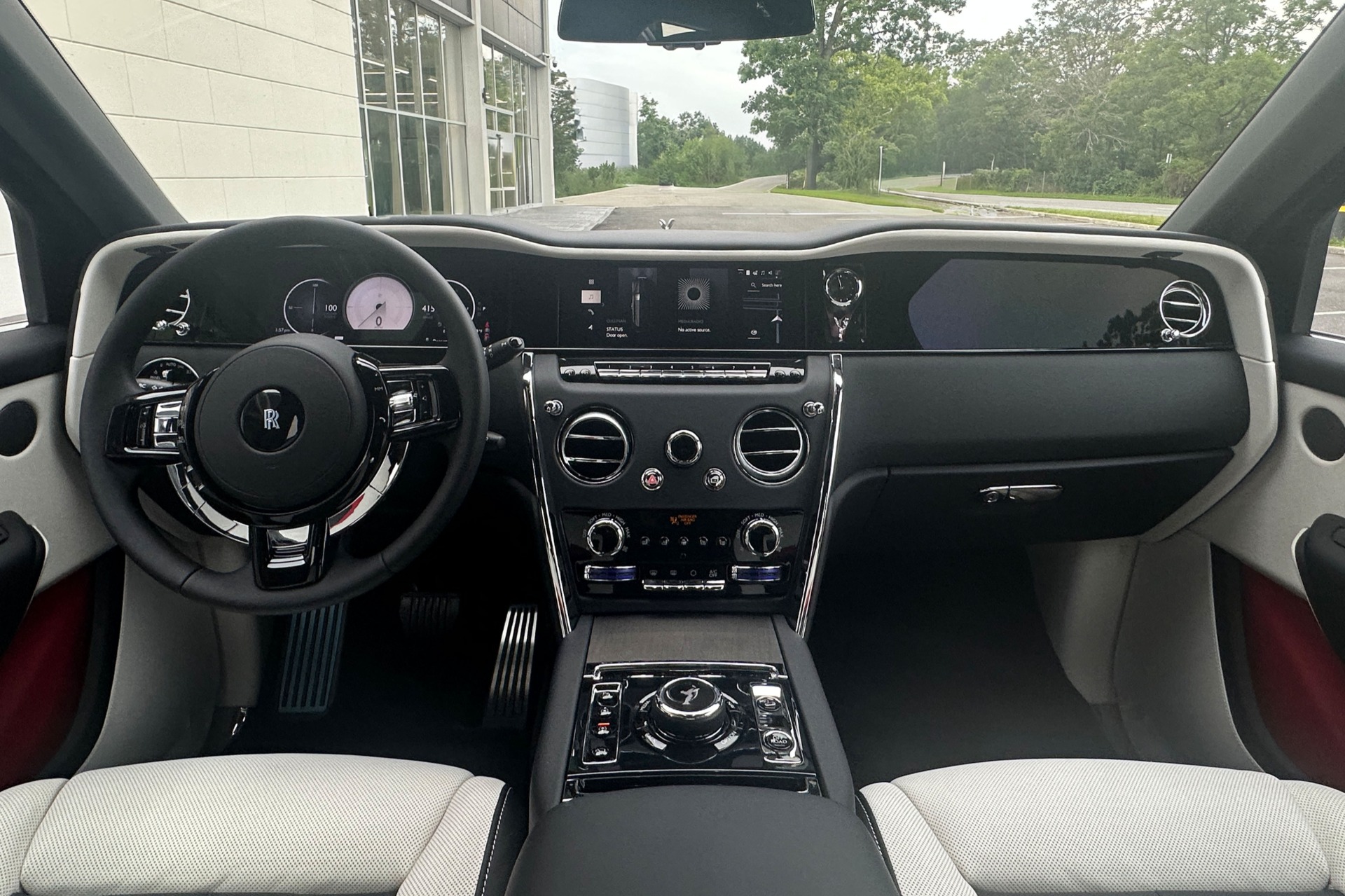 2027 Rolls-Royce Cullinan Image 3