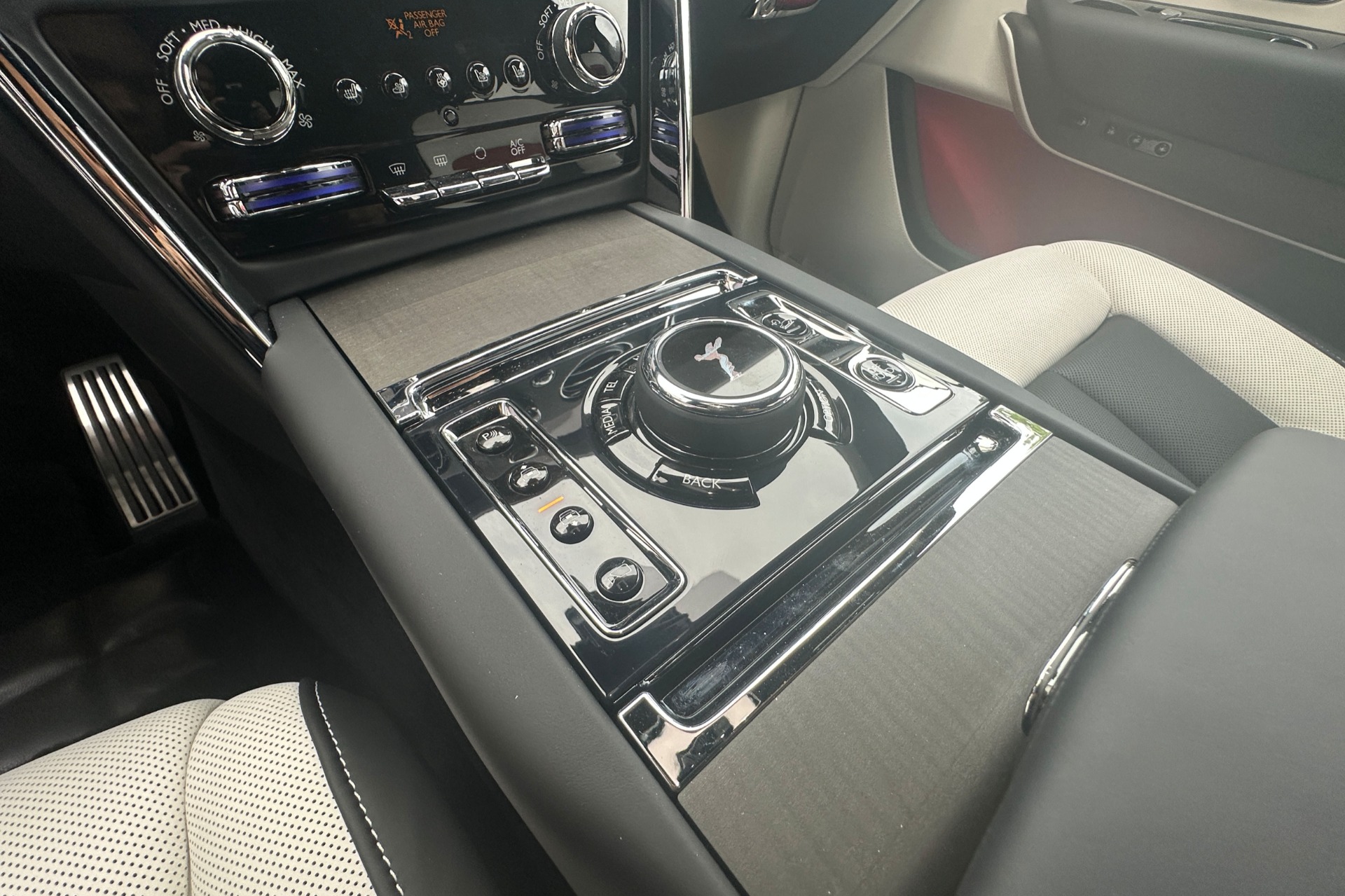 2027 Rolls-Royce Cullinan Image 8