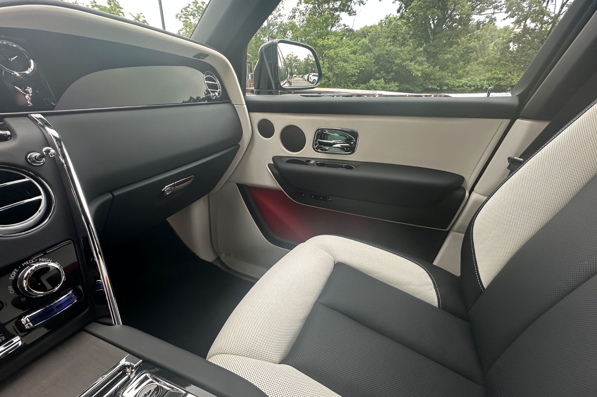 2027 Rolls-Royce Cullinan Image 9