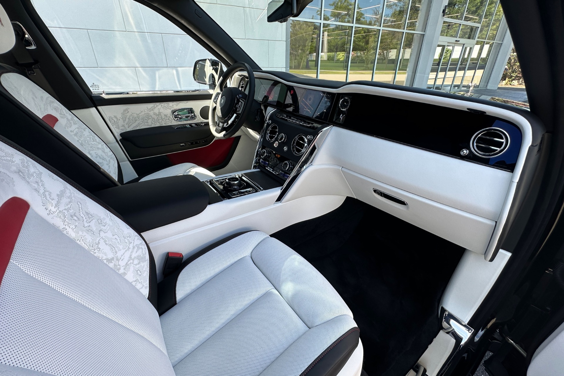 2027 Rolls-Royce Cullinan Image 12