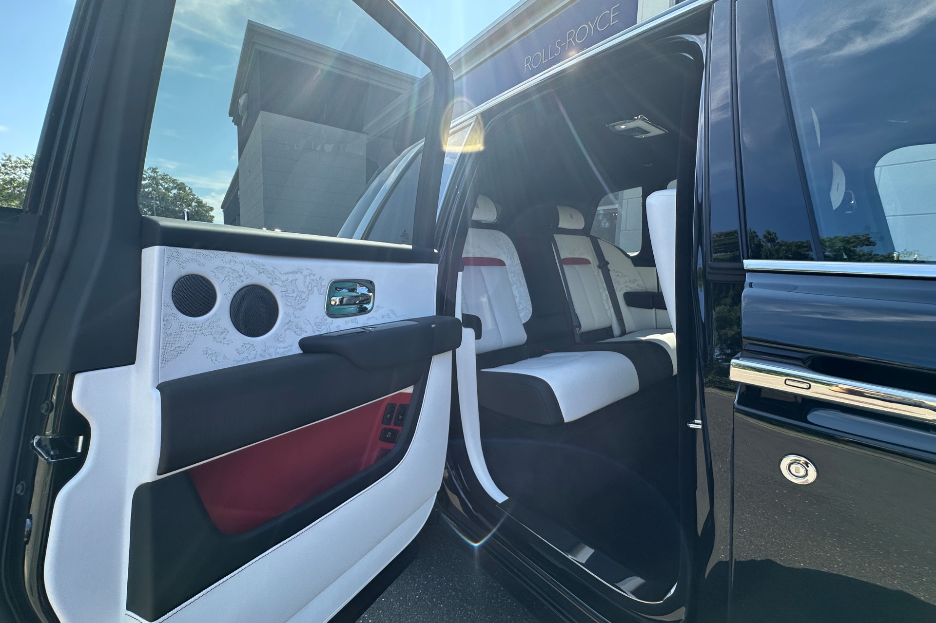 2027 Rolls-Royce Cullinan Image 17