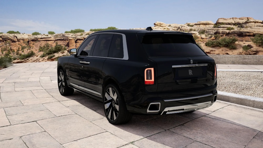 2027 Rolls-Royce Cullinan Image 3
