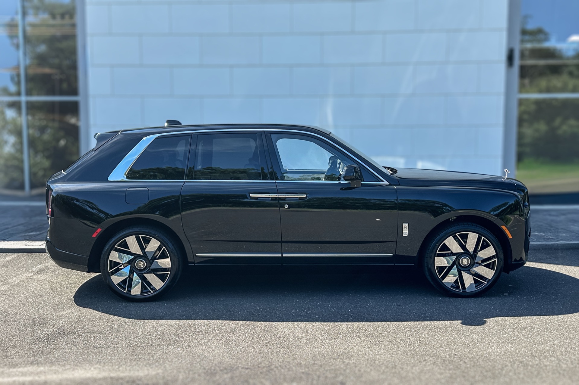 2027 Rolls-Royce Cullinan Image 3