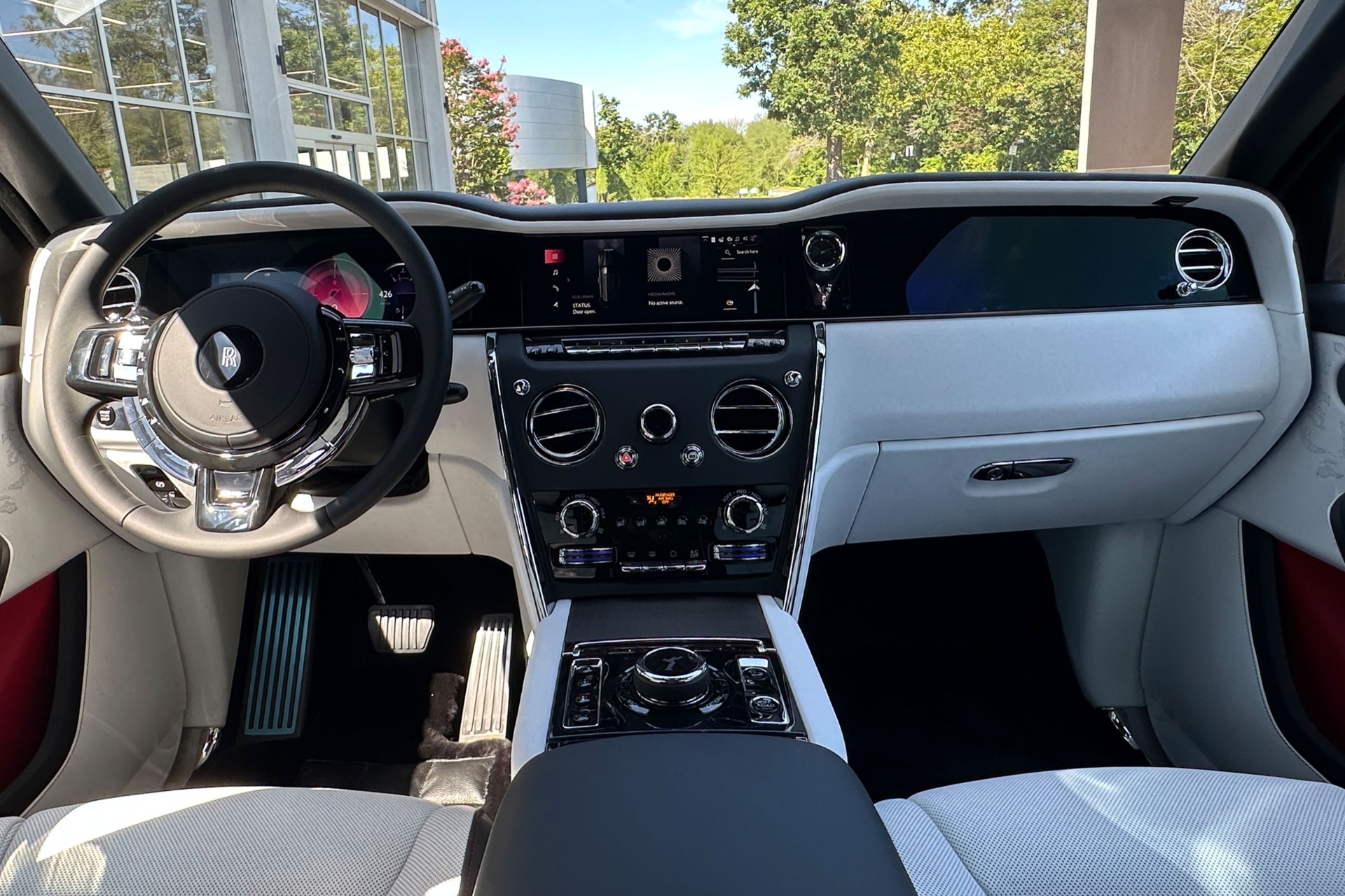 2027 Rolls-Royce Cullinan Image 4
