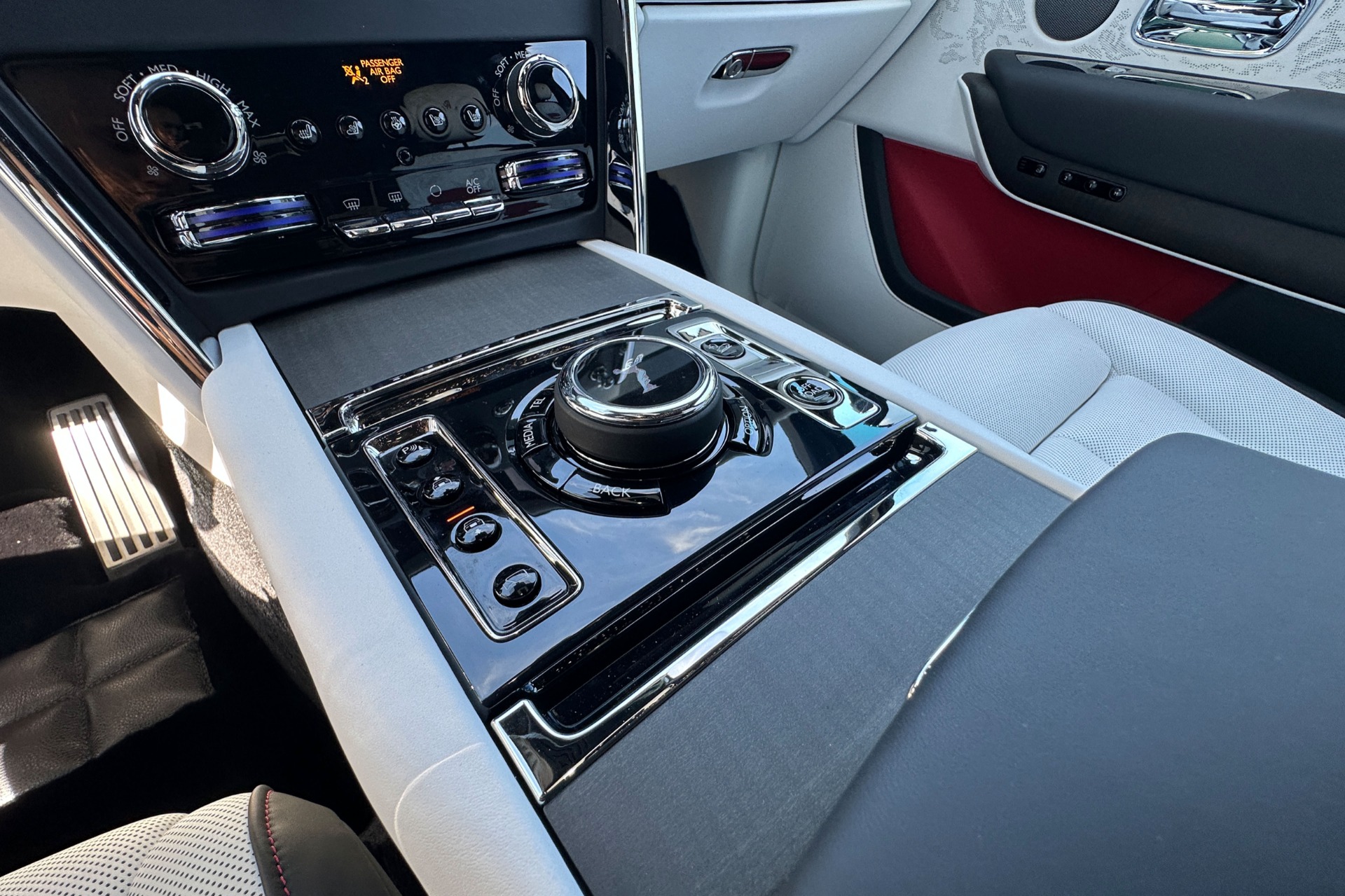 2027 Rolls-Royce Cullinan Image 9